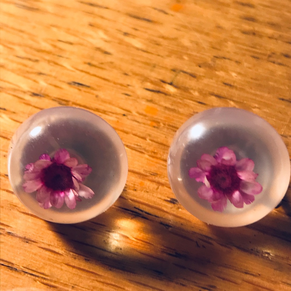 Pink Dried Flower in Resin Earrings Screw Back J5